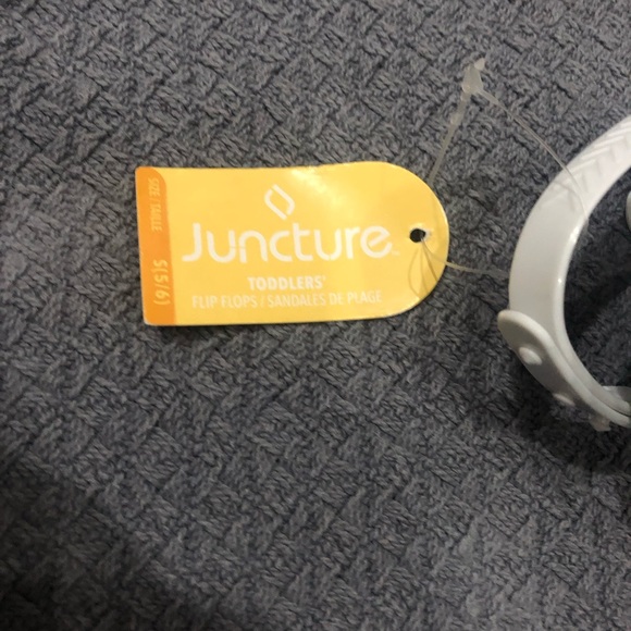 NWT. Juncture. Rubber flip flop w/ ankle strap. Multicolored whale print. 5/6C. - Picture 4 of 4